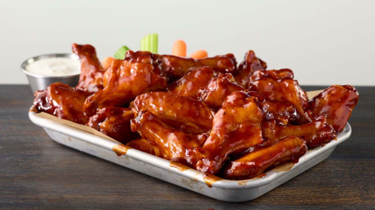 Buffalo Wild Wings (B-Dubs) Paga $20 y consume $40 en comidas y