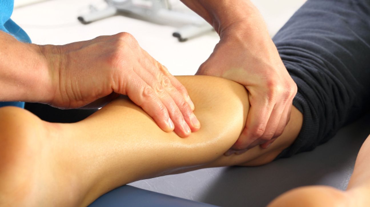 Masaje Deportivo Masaje Gemelo Cargado FisioMed Therapy Center